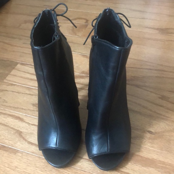 NWOT Black LEATHER Steve Madden peeptoe heels 6.5 - Picture 1 of 7